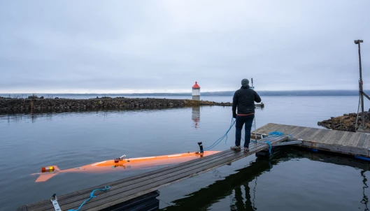 Het autonome onderwatervoertuig Hugin op weg om de bodem van het Mjøsa-meer in kaart te brengen.