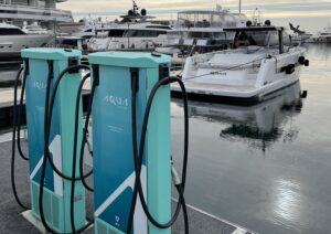 フランスのポンツーンに設置された Twin Aqua 超強力な電動ボート充電器