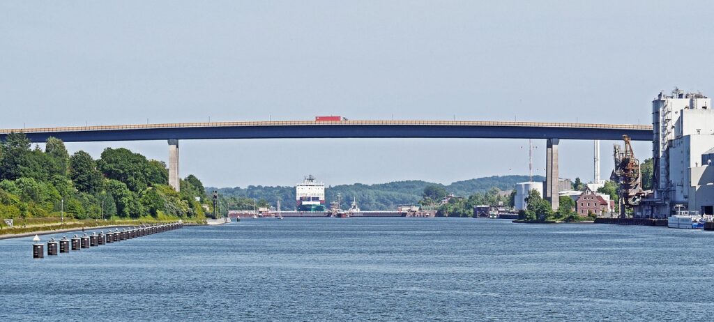 Высокий мост в Хольтенау