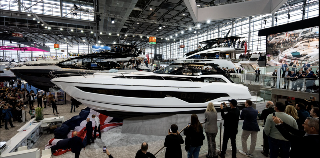 Grand bateau à moteur Sunseeker Superhawk 55 exposé au salon nautique intérieur