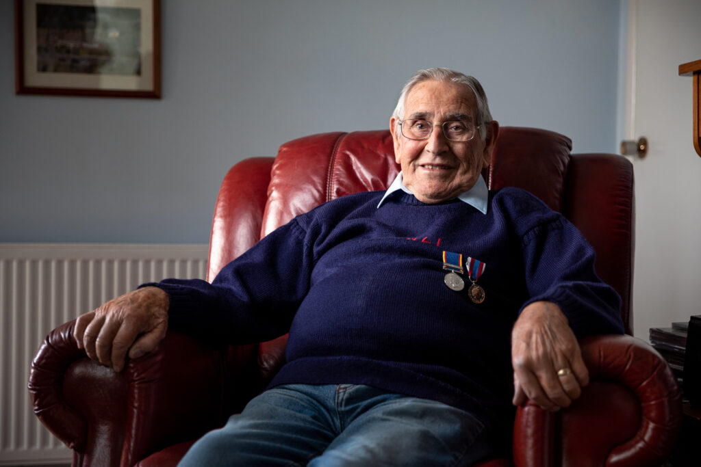 前 Cromer 志愿者 Ted Luckin 的肖像，他在救生艇站做志愿者超过六年。 图为他 93 岁时佩戴服役勋章在家中。 为 200 种声音项目拍摄确保拍摄。