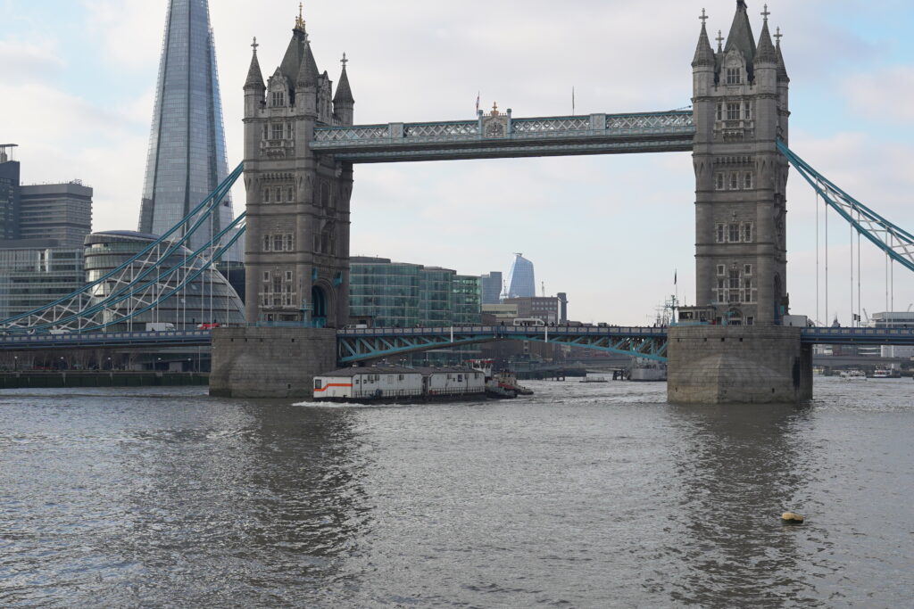 Toren RNLI gaat onder de Tower Bridge door