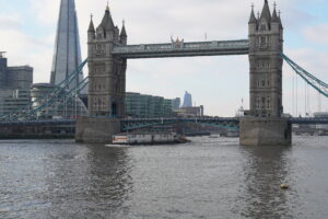 La torre RNLI passa sotto il Tower Bridge
