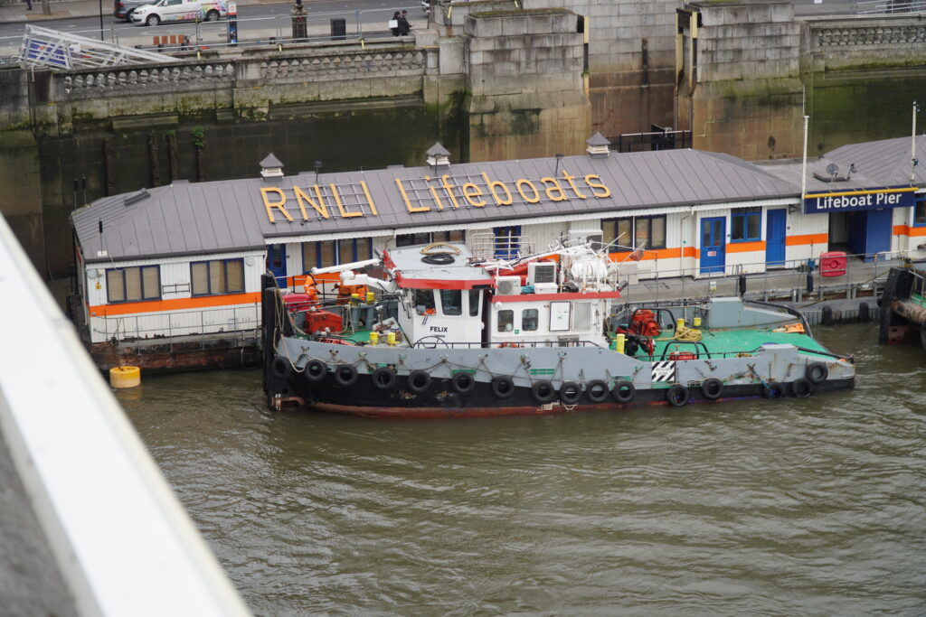 La stazione della scialuppa di salvataggio della torre dell'RNLI che galleggia su Victoria Embankment