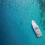 Birds Eye View de bateau à moteur à l'ancre dans les mers tropicales