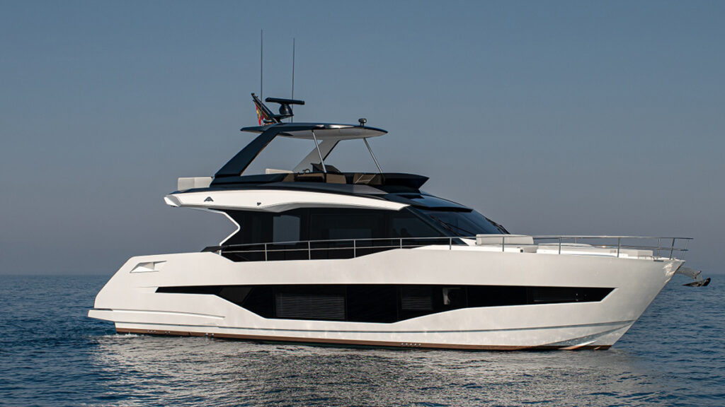 Astondoa large yacht
