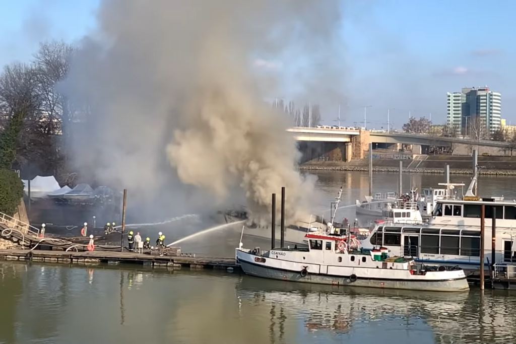 Boot brandt op de Donau