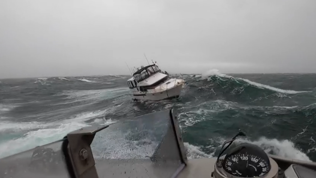 Крены моторных лодок в сильном волнении во время спасения береговой охраны США