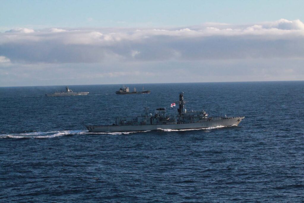 HMSポートランドは、バックグラウンドでゴルシコフ提督とタンカーを追跡します