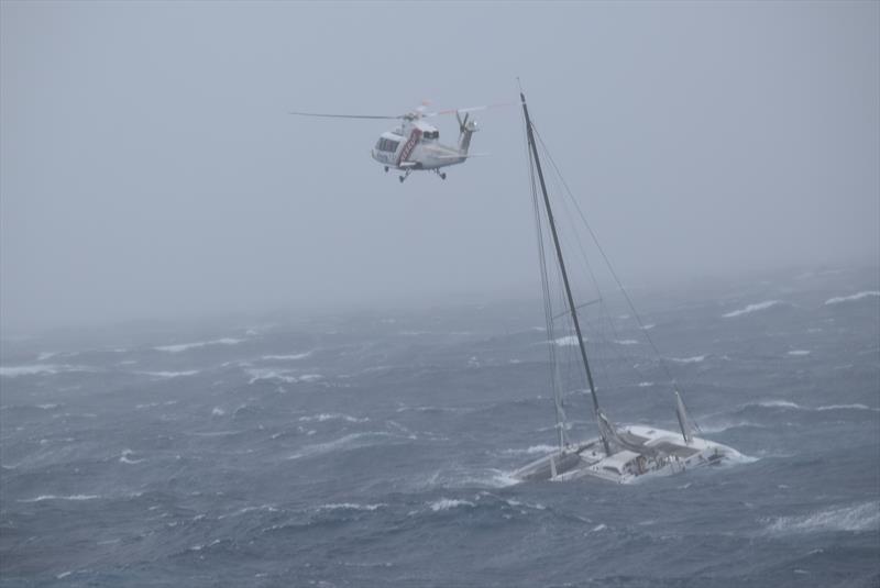 Velejador de catamarã de resgate da NZ Defense.