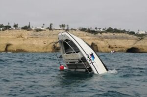 Boot kapseisde voor de kust van de Algarve. Foto met dank aan AMN.
