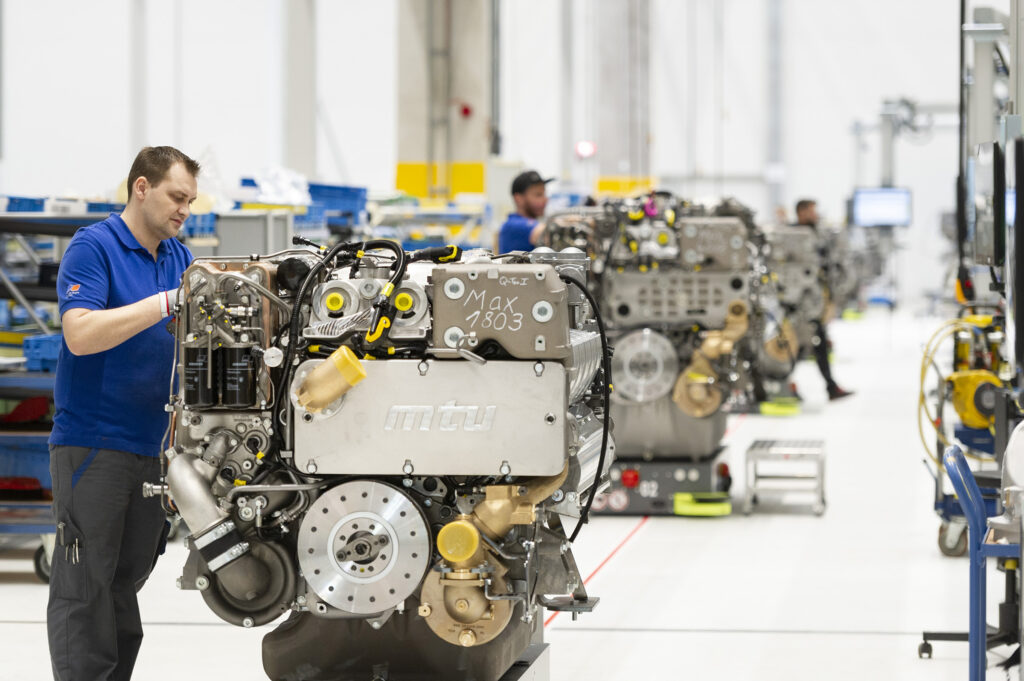 Man in fabriek door Rolls-Royce's Power Systems-motor