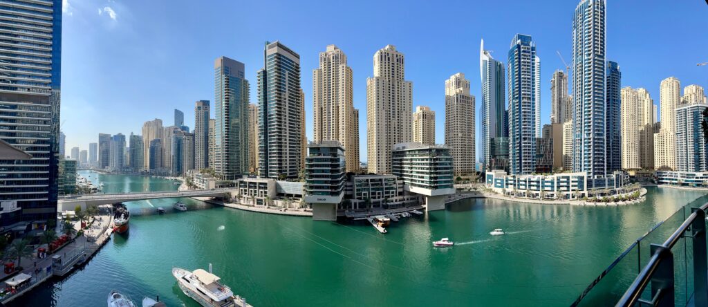 De skyline aan het water van Dubai