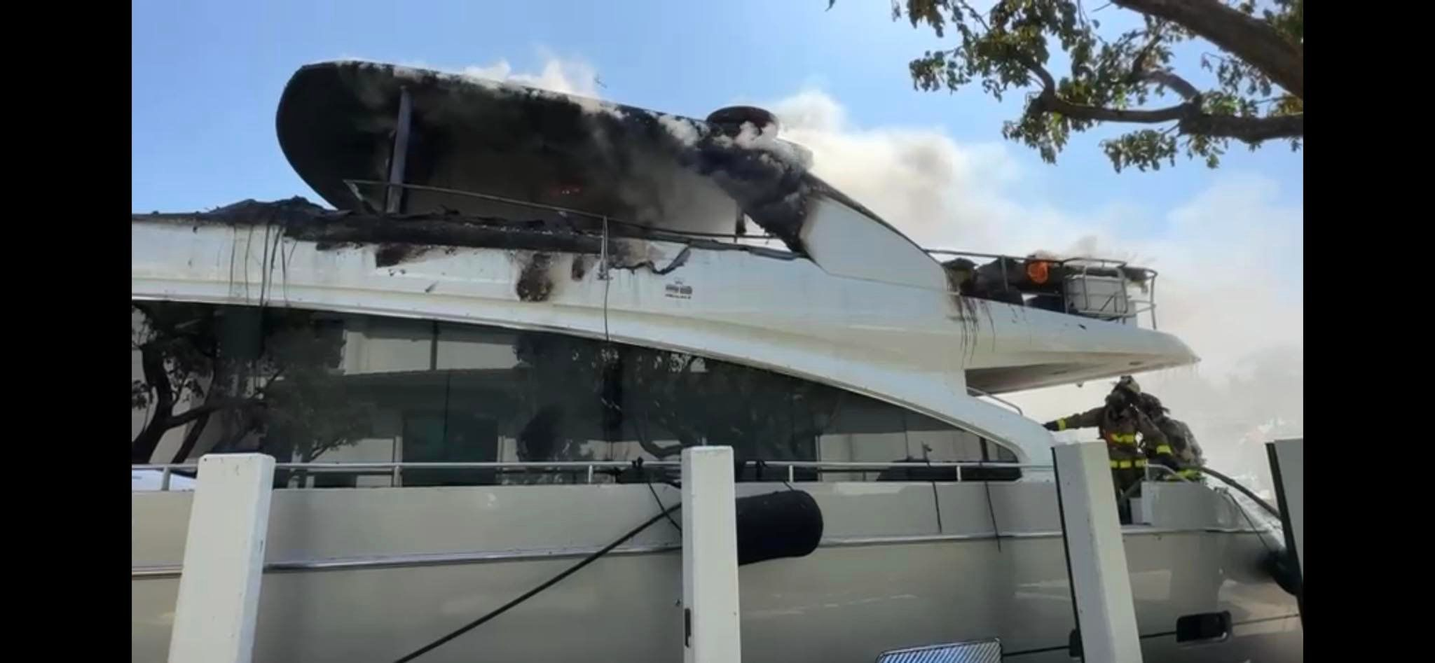 yacht on fire fort lauderdale