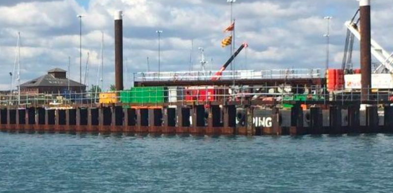 Sito di Perenco con tubi nel porto di Poole che hanno causato fuoriuscite di petrolio
