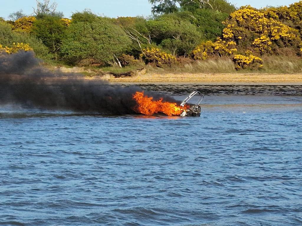 Poole-reddingsboten lanceren naar schip dat in brand staat