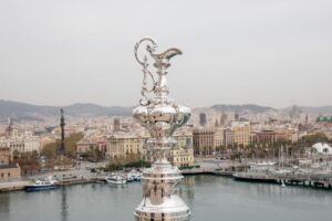 Die America's-Cup-Trophäe mit Barcelona im Hintergrund © Maria Muina