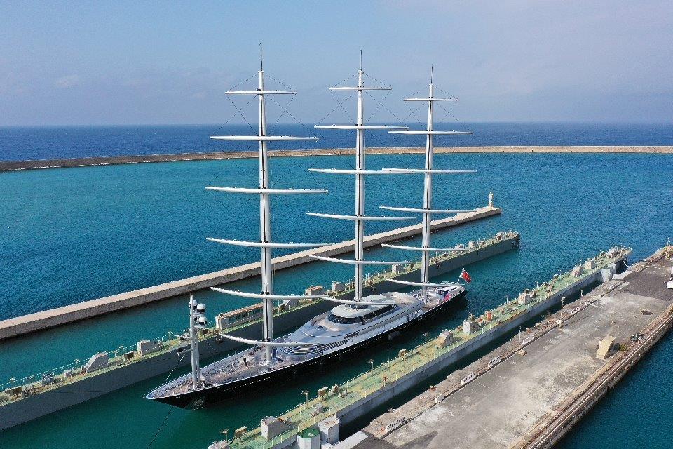 superyate Maltese Falcon en puerto