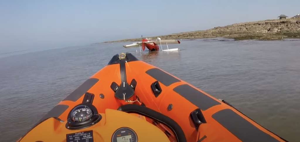 Petit avion en mer avec canot de sauvetage