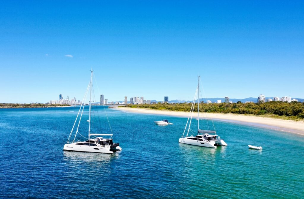 Yachts à l'ancre avec la ville australienne en arrière-plan