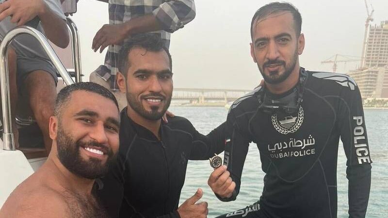 Les plongeurs de la police de Dubaï ont récupéré la montre Rolex d'une valeur de 250,000 XNUMX Dh. Crédit Police de Dubaï