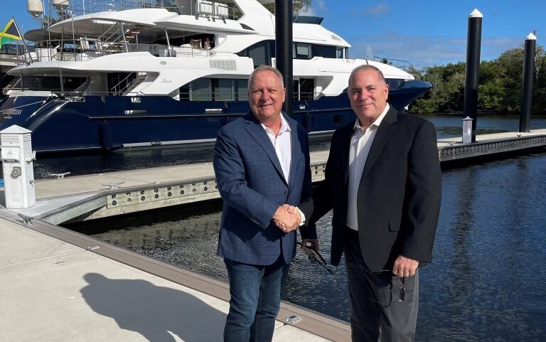 Patrick Bucci, General Manager – Cox Marine, Ring Power (a sinistra) con Doug Ross, Regional Director – Americas, Cox Marine (a destra)