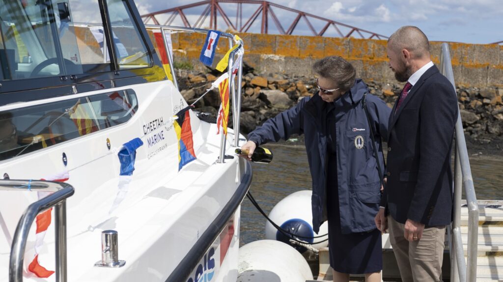 الأميرة آن تطلق أول قارب Wetwheels في اسكتلندا (1)