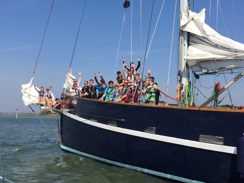 Treinamento de vela a bordo do Ocean Y 2outh Trust South's Prolific
