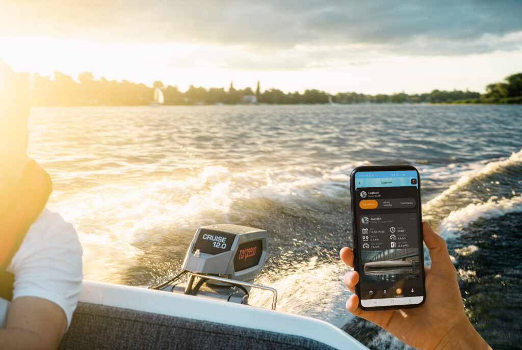 Smartphone wird auf dem Wasser mit elektrischem Außenbordmotor verwendet