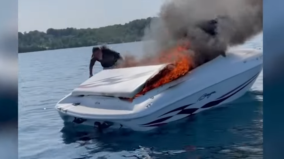 Dos hombres escapan por poco de un bote en llamas en Traverse Bay, Michigan
