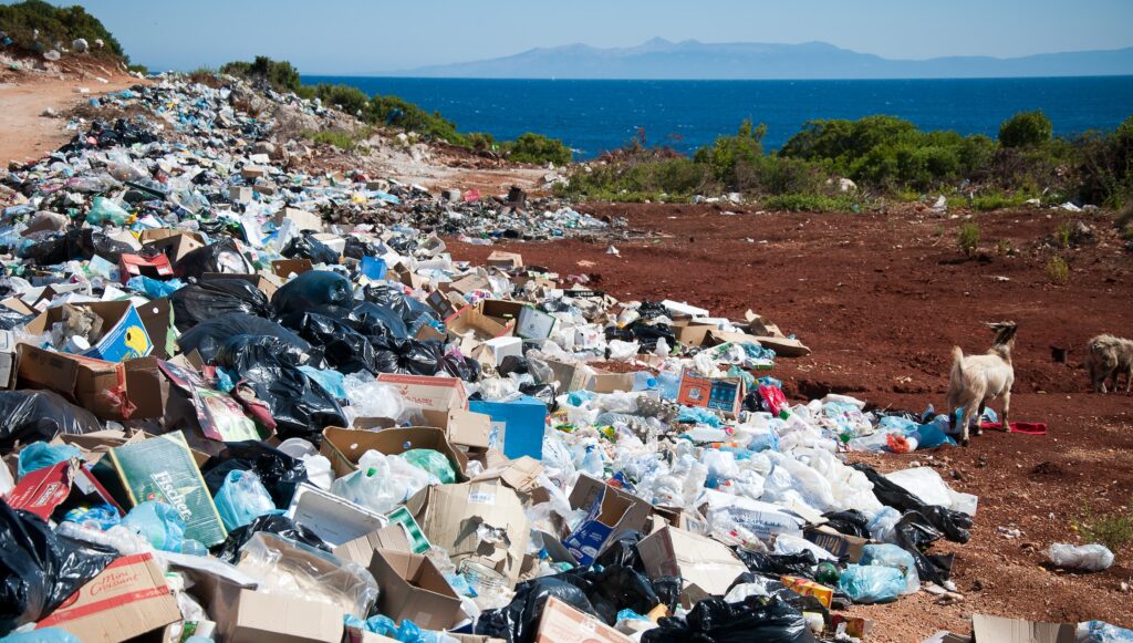 poluição plástica à beira-mar