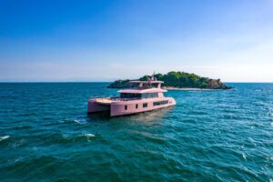 Vision F pink Yacht