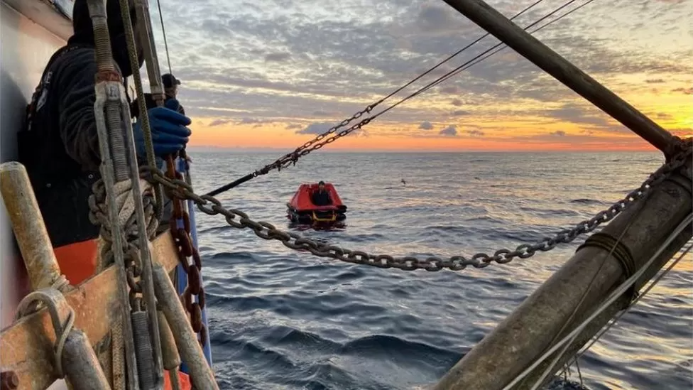 'Milagre' quando marinheiro desaparecido há duas semanas é encontrado vivo em bote salva-vidas na costa dos EUA