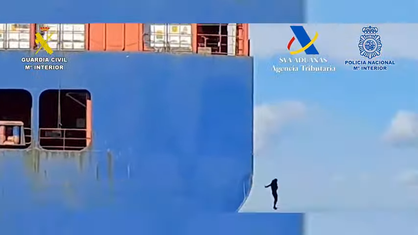 Capture d'écran de deux policiers qui se lancent sur la mer avec 100 kilos de cocaïne depuis un portacontenedo 0-18