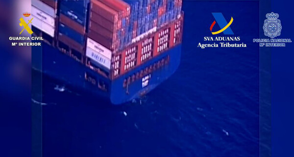 эли с кокаином свисают с кормы судна (Guardia Civil)