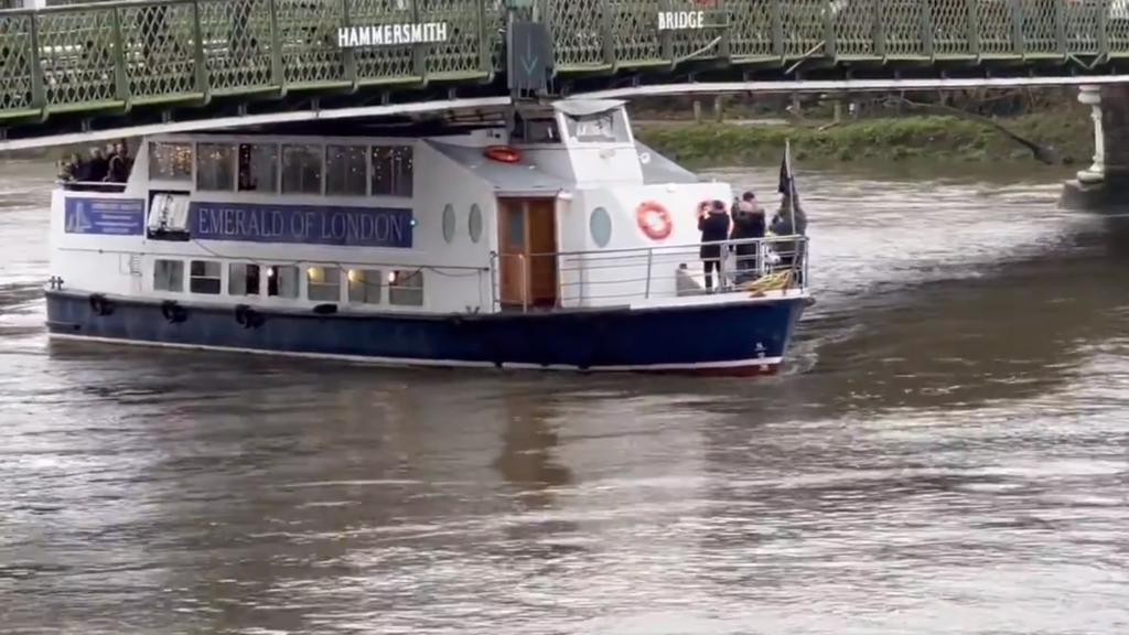 Een boot vol West Ham-fans komt in aanvaring met Hammersmith Bridge.