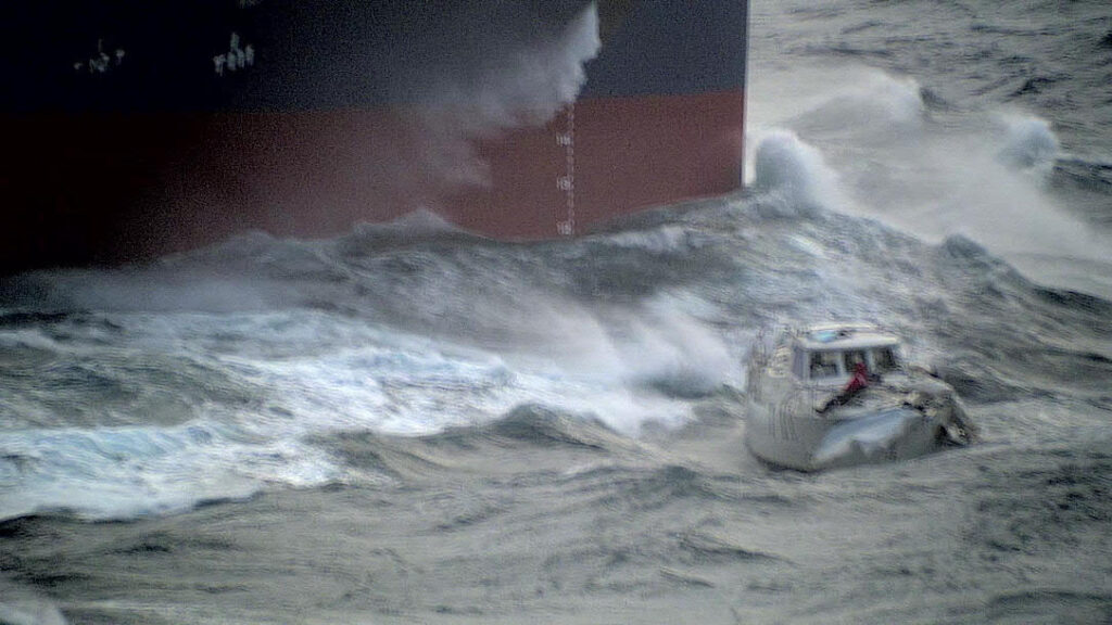 Marinheiro resgatado de navio danificado a 600 milhas da costa da Cornualha