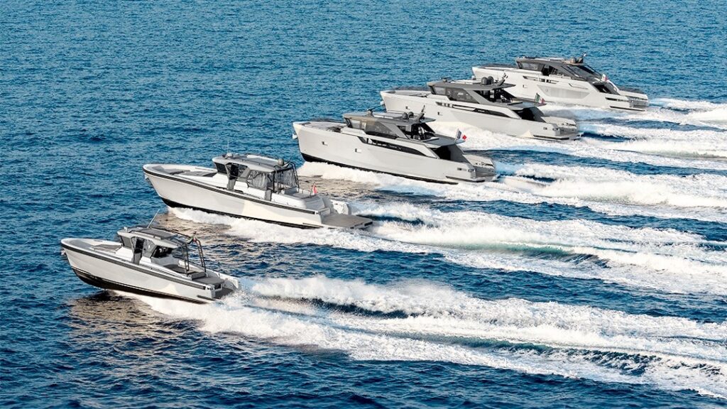 cinco barcos rápidos compiten entre sí a través del agua en línea