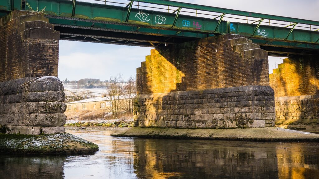 Джонни Гиос, мост через реку, Великобритания.