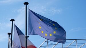 EU-Flagge und französische Flagge gegen den Himmel