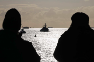 Pessoas assistindo o navio de guerra da Marinha HMS Westminster retornar a Portsmouth