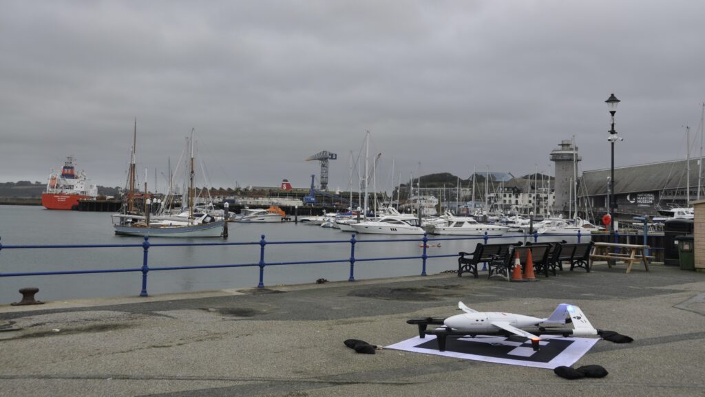Drone en el muelle del puerto de Falmouth