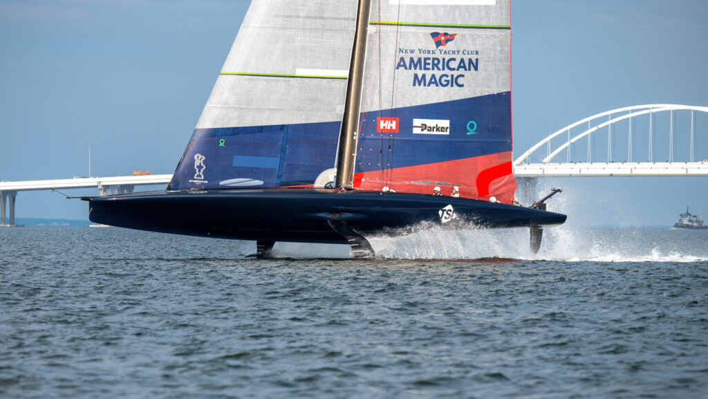 Лодка AC75 компании American Magic, Patriot, тренируется в заливе Пенсакола к 37-му Кубку Америки в Барселоне 2024 года. Кредит American Magic