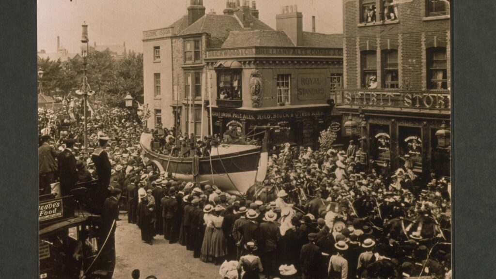 Un premier défilé typique du samedi en canot de sauvetage à Southsea, Portsmouth, avec des foules bordant les rues - 1902. RNLB Heyland ?