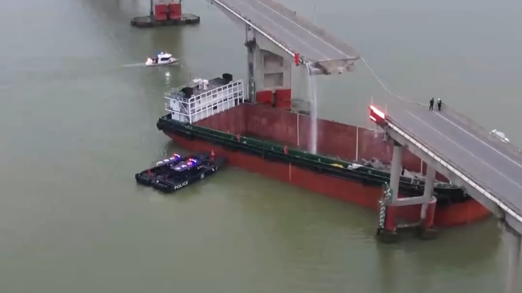 Brug getroffen door vrachtschip in Guangzhou