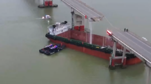 Bridge hit by cargo ship in Guangzhou