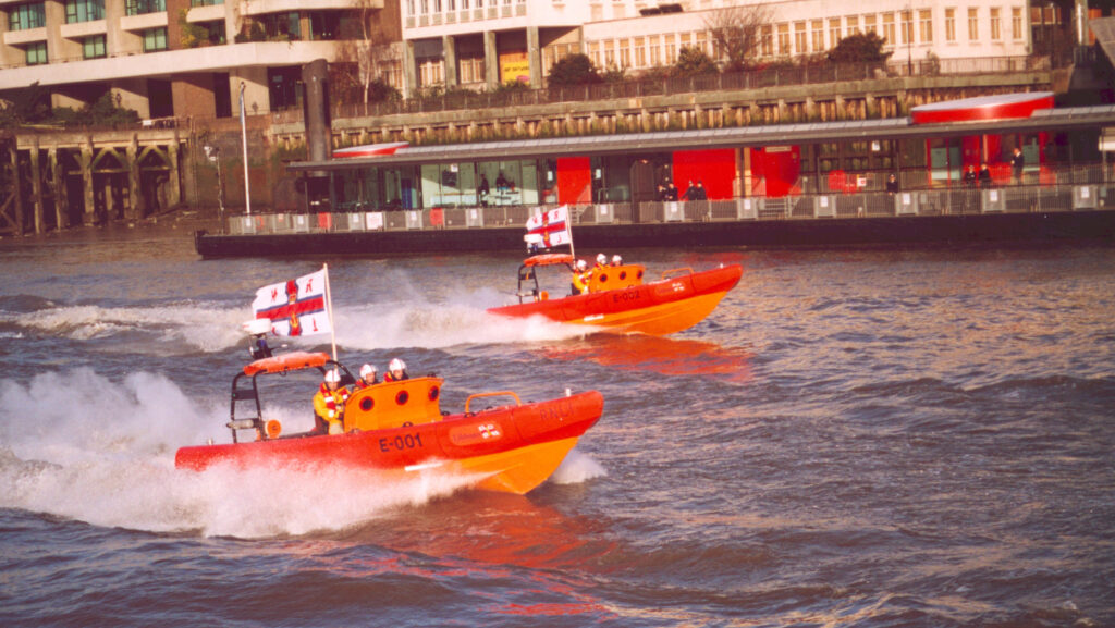 Reddingsboten op de Theems worden operationeel op 2 januari 2002. Snelle reddingsboten van klasse E van de stations in Gravesend, Tower Pier en Chiswick varen met snelheid van links naar rechts langs de locatie van het reddingsbootstation van Tower Pier.
