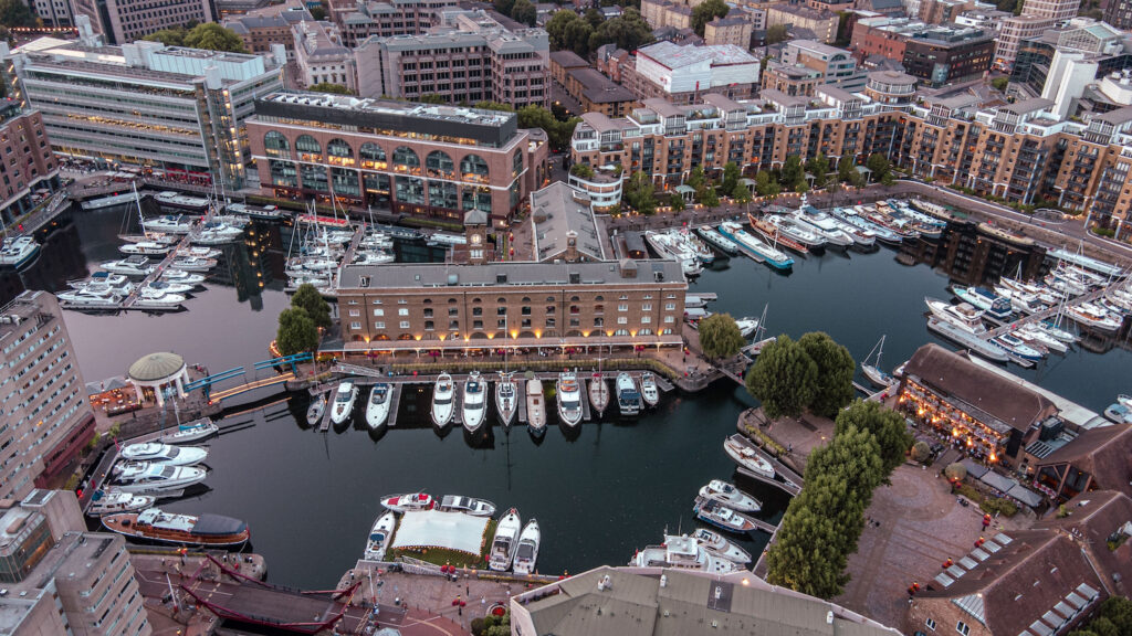 Une vue aérienne du Swan Court à la marina de St Katharine Docks