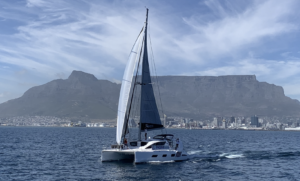 navigazione in catamarano con la Table Mountain sullo sfondo