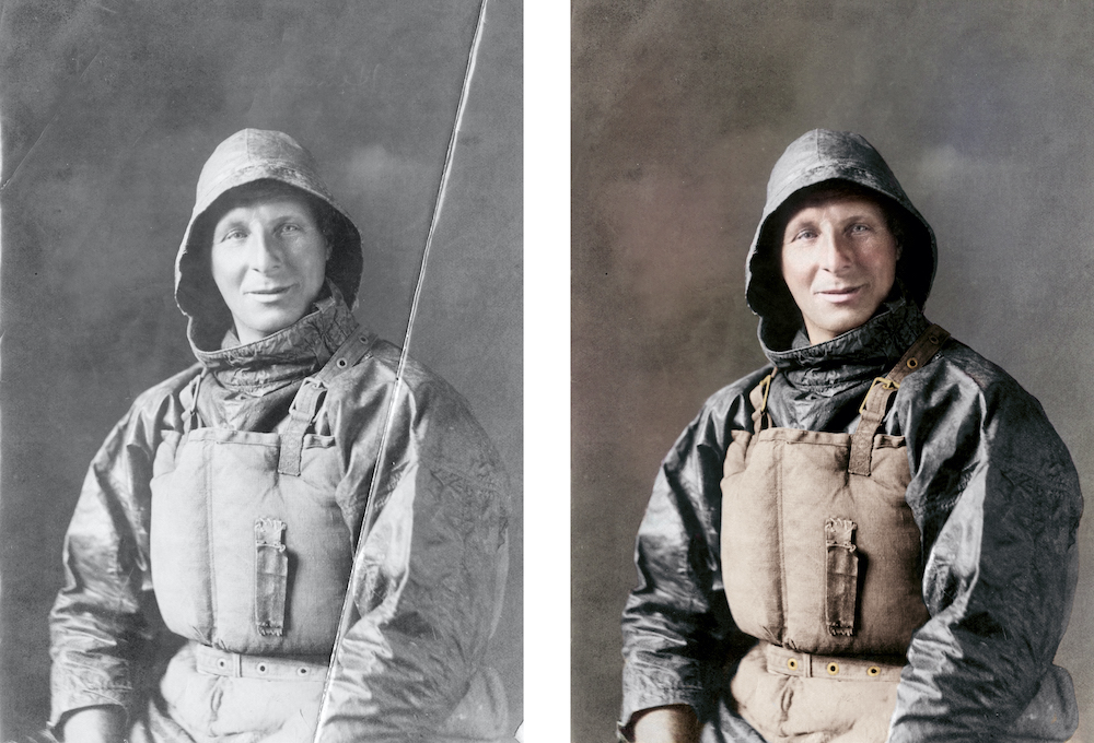 صورة بالأبيض والأسود من عام 1916 على الجانب الأيسر من الشاشة بجوار نفس الصورة الملونة على اليمين. يُظهرون رجلاً جالسًا يرتدي جلود زيتية من RNLI وسويستر.